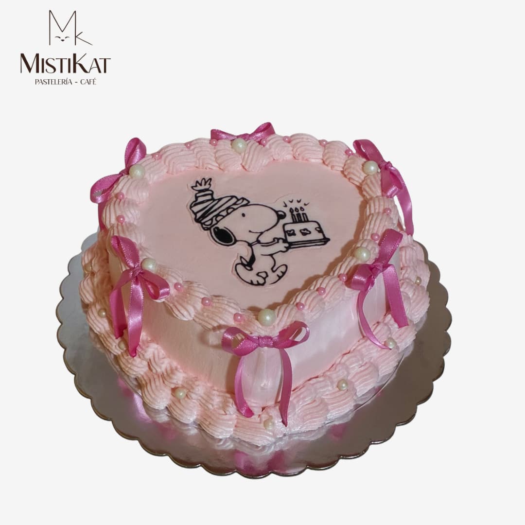 torta corazon snoopy torta corazon snoopy con lazos coquette para cumpleaños realizado por mistikat pasteleria en tacna con envios a chile