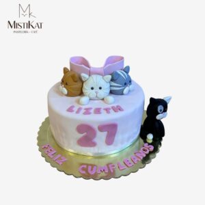 torta tematica de gatitos hechos en masa elastica por mistikat pasteleria en tacna con envios a chile