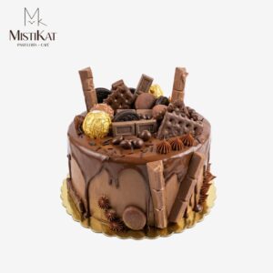 torta de chocolate con galletas y dulces personalizada en pasteleria mistikat tacna