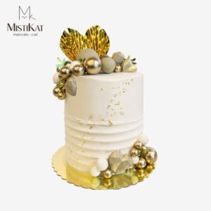 torta alta con esferas doradas personalizada por mistikat pasteleria tacna