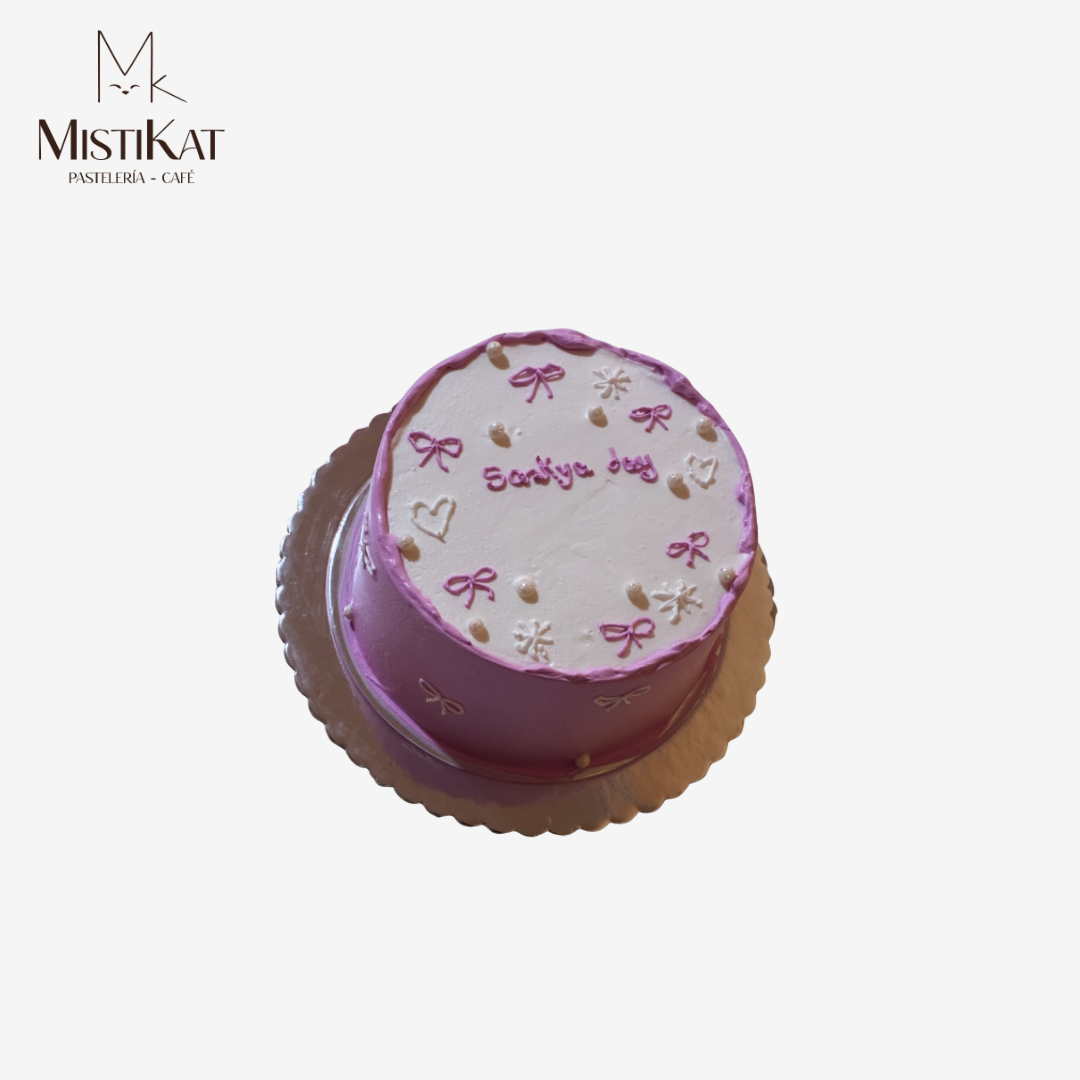 minitorta con dibujo de listones realizado en mistikat pasteleria en tacna