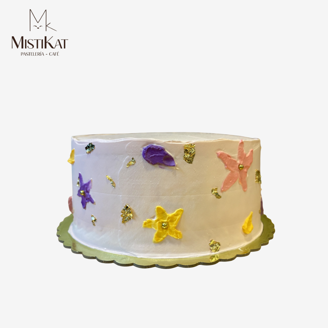torta con flores de crema y foil dorado realizado en mistikat pasteleria en tacna