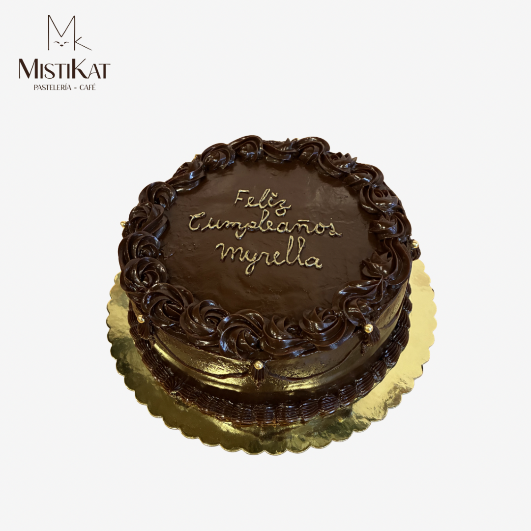 torta de chocolate con fudge realizado en mistikat pasteleria en tacna