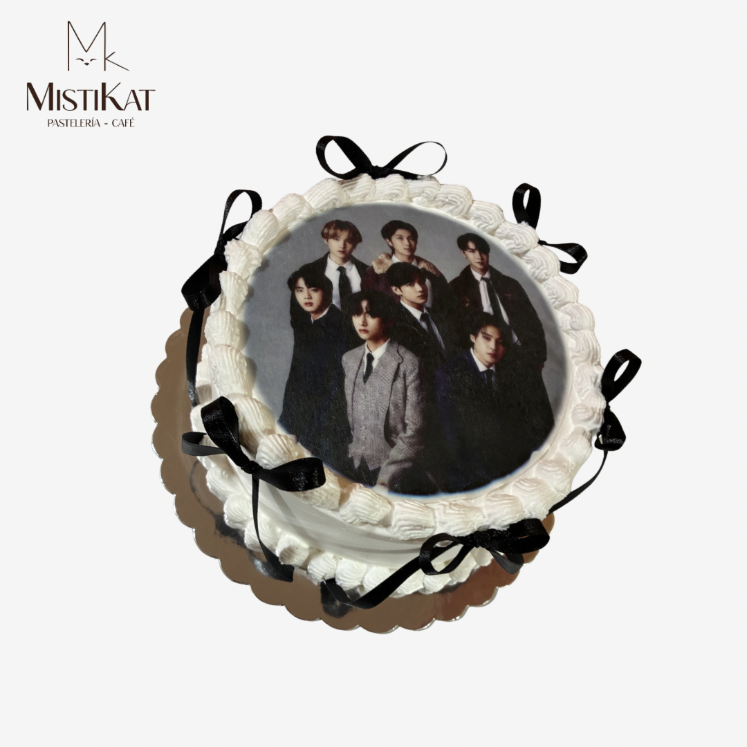 torta tematica de bts realizado en mistikat pasteleria en tacna